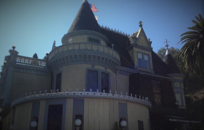 世界中から一流マジシャン集合 マジックキャッスル ハリウッド The Magic Castle を案内してもらった話 リブアメ 和ごころla