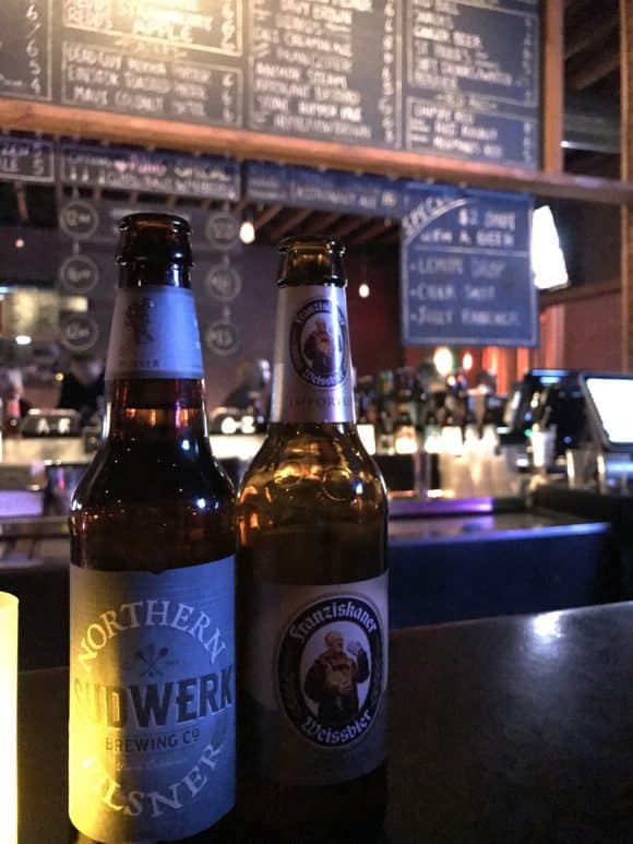 瓶ビールの山 150種類以上の世界のビールが飲めるバー The Brickyard Pub リブアメ 和ごころla