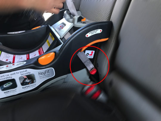アメリカ・トラベルシートのカーシートの法律をまもった取り付け方法
