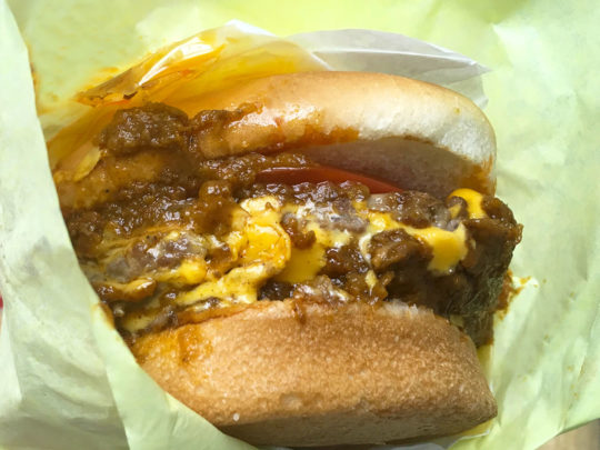 ロサンゼルスに来たら食べておきたいハンバーガー・ホットドッグ名店ランキング・トミーズのチリバーガー