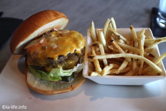 ロサンゼルスに来たら食べておきたいハンバーガー名店ランキングUMAMIバーガーのインポッシブルバーガー（ベジタリアン）
