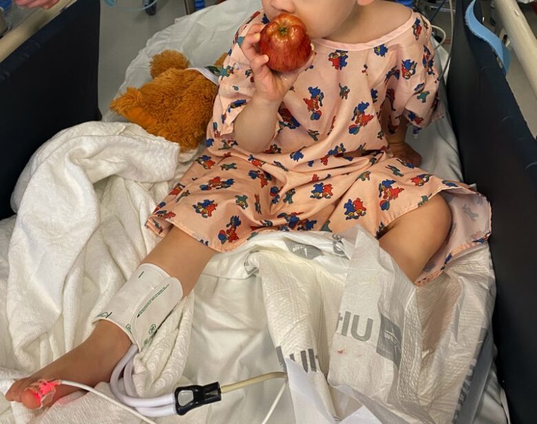 アメリカの病院食：救急車でER搬送の２歳児にりんご丸かじり